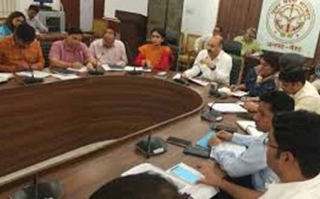 Meerut में IGRS शिकायतों पर लापरवाही: 9 अफसरों की वेतन कटौती, 155 को नोटिस