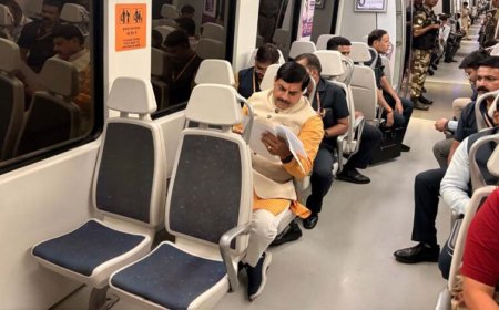 मुख्यमंत्री डॉ. यादव ने दिल्ली मेट्रो में किया सफर