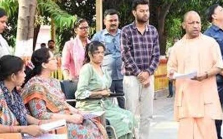 जनता दर्शन में सीएम योगी ने सुनीं समस्याएं, इलाज के लिए देंगे आर्थिक मदद