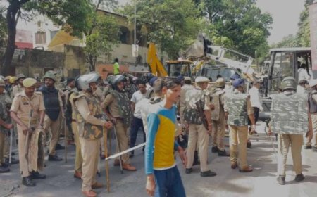 लखनऊ सिविल कोर्ट के बाहर चला बुलडोजर, वकीलों ने किया जोरदार विरोध प्रदर्शन