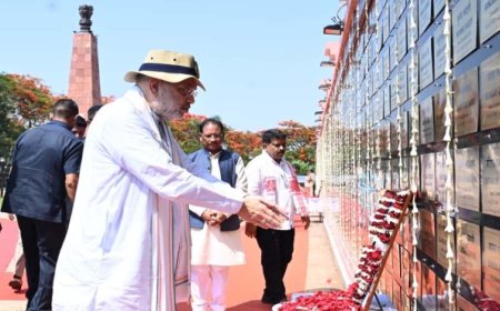 केंद्रीय गृहमंत्री अमित शाह ने अमर वाटिका में शहीदों को दी श्रद्धांजलि, परिजनों से की आत्मीय मुलाकात