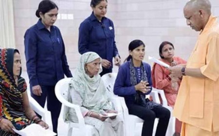 लखनऊ में ‘जनता दर्शन’: सीएम योगी ने सुनी फरियाद, बिहार से आई महिला का भावुक पल