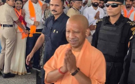बस्तर पहुंचे CM योगी, मुख्यमंत्री साय ने किया गर्मजोशी से स्वागत