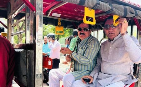 ई-रिक्शा से कैबिनेट बैठक के लिए मंत्रालय पहुंचे मंत्री द्वय श्री टेटवाल और  पंवार