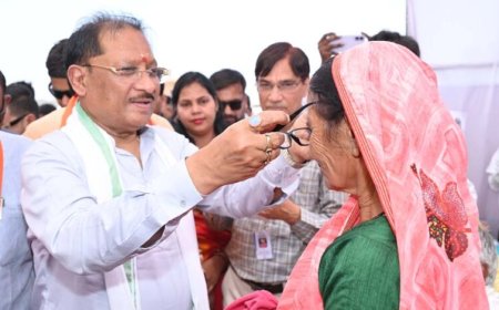 मुख्यमंत्री  विष्णु देव साय ने हितग्राहियों को अपने हाथों से पहनाया नजर का चश्मा