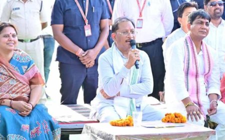 मुख्यमंत्री  विष्णु देव साय ने बरगद के पेड़ के नीचे लगाई चौपाल, सुनी ग्रामीणों की समस्याएं