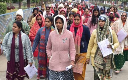UPSC Prelims में अभ्यर्थियों की अग्निपरीक्षा! तपती जमीन पर नंगे पैर पहुंचे एग्जाम सेंटर