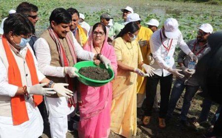 मुख्यमंत्री डॉ. यादव ने गंगा दशहरा पर देवी सागर तालाब में किया श्रमदान