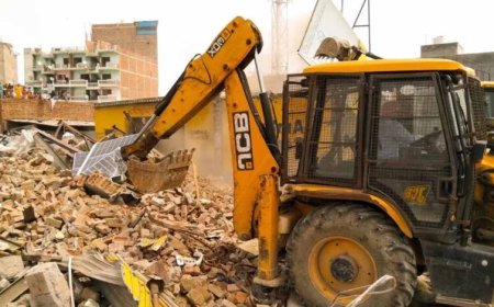 बहराइच में चला बुल्डोजर, मदरसा समेत 11 अवैध निर्माण जमींदोज