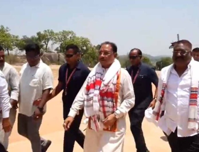 जशपुर के चंदागढ़ पहुंचे CM साय: PMAY हितग्राही के घर में ईंट रखकर बढ़ाया हौसला