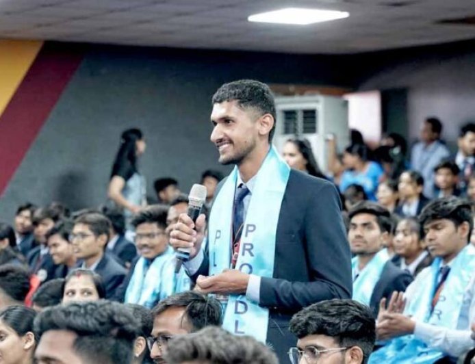 मुख्यमंत्री डॉ. यादव ने महू में विद्यार्थियों को प्लेसमेंट प्रमाण-पत्र किए वितरित