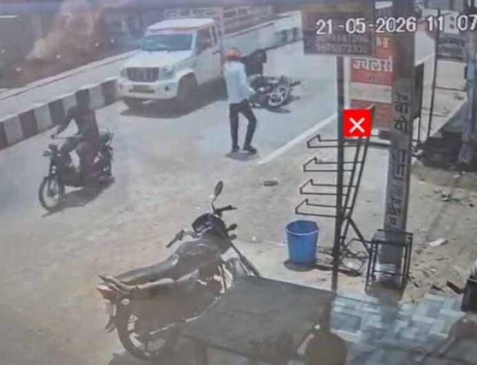 धमतरी में दर्दनाक सड़क हादसा, पिकअप के नीचे आने से बाइक सवार की मौत, VIDEO सामने आया