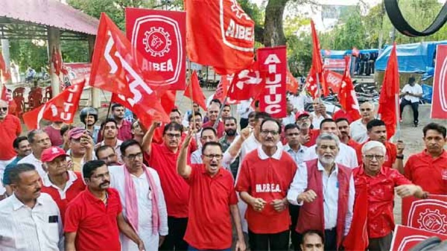मजदूर दिवस पर भोपाल में गूंजे इंकलाबी नारे, श्रमिकों ने श्रम कानूनों की रक्षा का लिया संकल्प