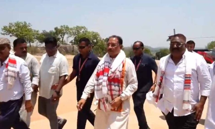 जशपुर के चंदागढ़ पहुंचे CM साय: PMAY हितग्राही के घर में ईंट रखकर बढ़ाया हौसला