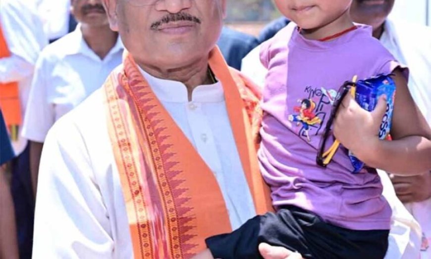 CM साय का स्नेहिल अंदाज: नन्हीं मानविका को गोद में उठाकर पहनाया चश्मा, बढ़ाया हौसला
