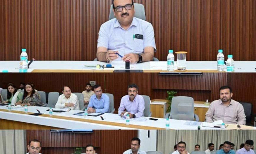 शासन के मिशन मोड में किए जाने वाले कार्यों की हुई समीक्षा मुख्य सचिव ने अधिकारियों की ली बैठक