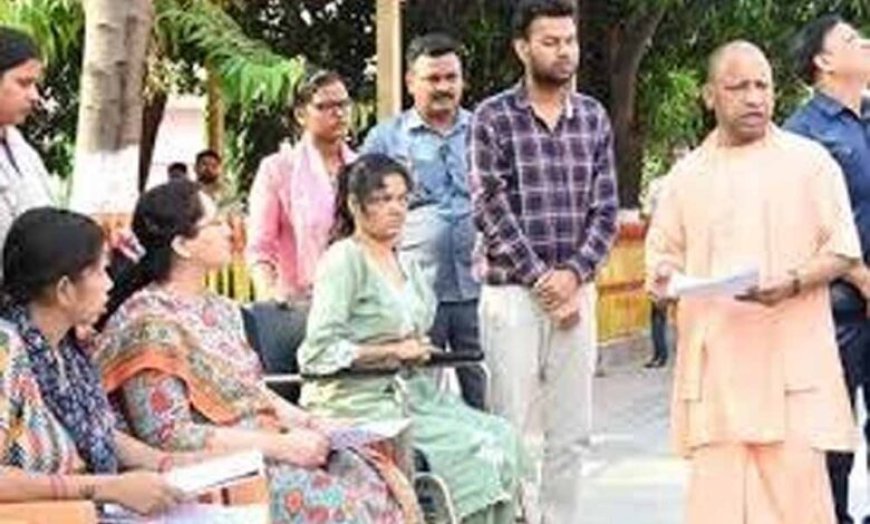 जनता दर्शन में सीएम योगी ने सुनीं समस्याएं, इलाज के लिए देंगे आर्थिक मदद
