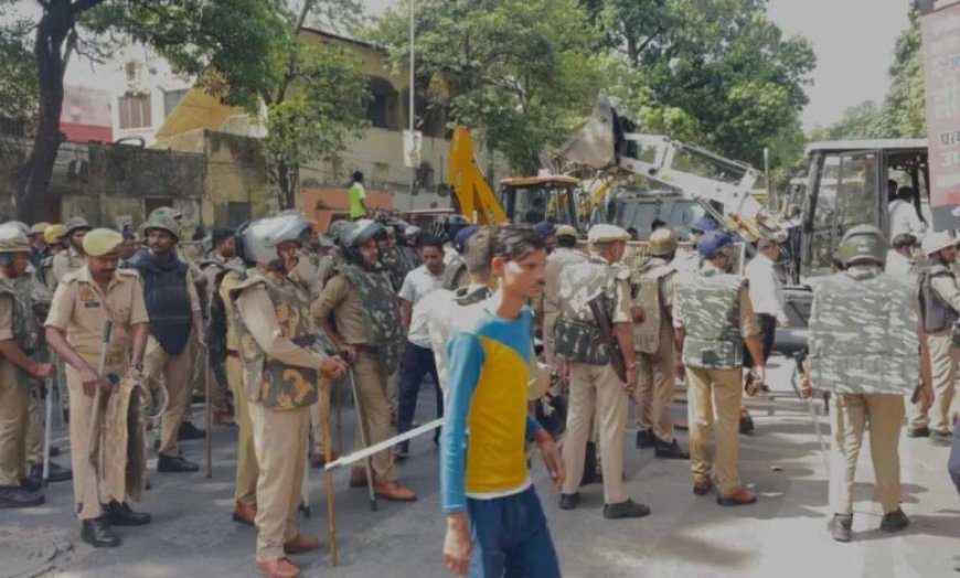 लखनऊ सिविल कोर्ट के बाहर चला बुलडोजर, वकीलों ने किया जोरदार विरोध प्रदर्शन