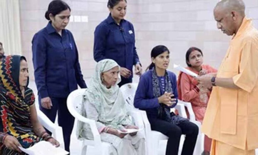 लखनऊ में ‘जनता दर्शन’: सीएम योगी ने सुनी फरियाद, बिहार से आई महिला का भावुक पल