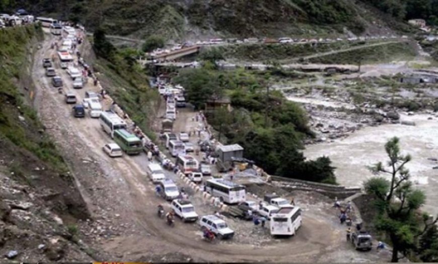 जोशीमठ में 7 किमी लंबा जाम, गर्मी और छुट्टियों में वाहनों का भारी दबाव