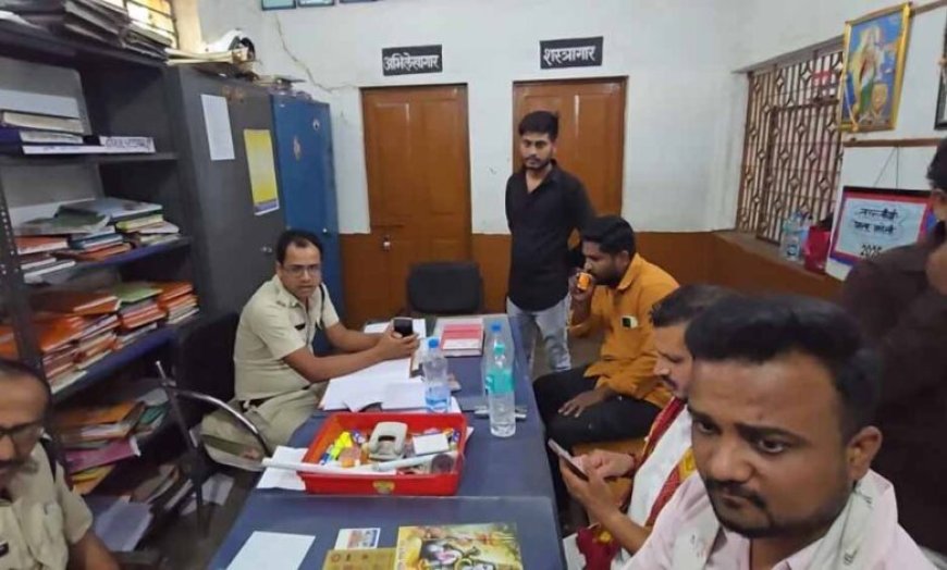 बिलासपुर में कबाड़ माफिया की VIP एंट्री! थाने में बैठकर चाय पीते तस्वीर वायरल