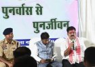 रायपुर : पुनर्वासित युवाओं से मिले उप मुख्यमंत्री विजय शर्मा और वन मंत्री केदार कश्यप