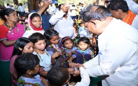 मुख्यमंत्री विष्णु देव साय ने अबूझमाड़ के गारपा में बच्चों और महिलाओं से किया आत्मीय संवाद