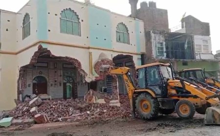 200 साल पुरानी मस्जिद पर चला बुलडोजर, हाईकोर्ट के फैसले के बाद बड़ी कार्रवाई