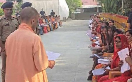 गोरखनाथ मंदिर में सीएम योगी का जनता दर्शन, 200 से अधिक फरियाद सुनी