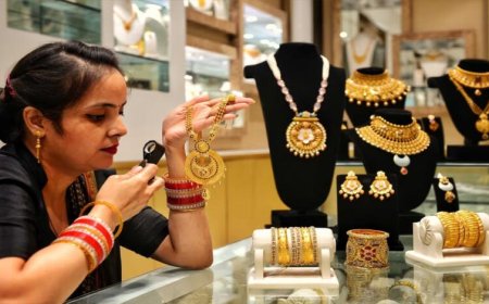 Gold Rate Fall: सिर्फ एक वजह से 6 महीने के निचले स्तर पर पहुंचा सोना, अभी खरीदें या करें इंतजार?