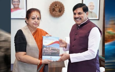 मुख्यमंत्री डॉ. यादव को ट्रेजर्स ऑफ ताप्ती वैली एण्ड बुरहानपुर की प्रति भेंट