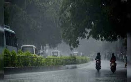 यूपी में देर रात बारिश से बदला मौसम, गर्मी से राहत लेकिन उमस ने बढ़ाई परेशानी