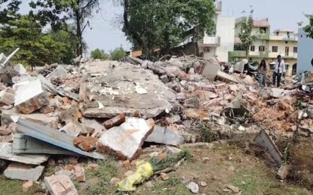 हाईकोर्ट के आदेश के बाद अवैध मदरसे पर चला बुलडोजर, नगर निगम की कार्रवाई से हड़कंप