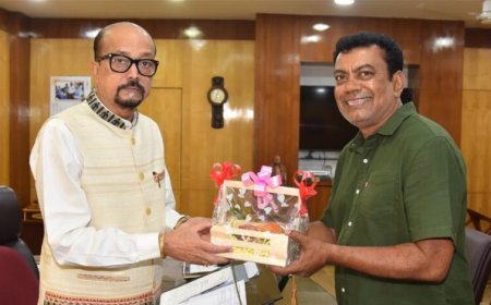 राज्यपाल डेका को जगदलपुर के ट्री मैन ने भेंट की मियाजाकी आम