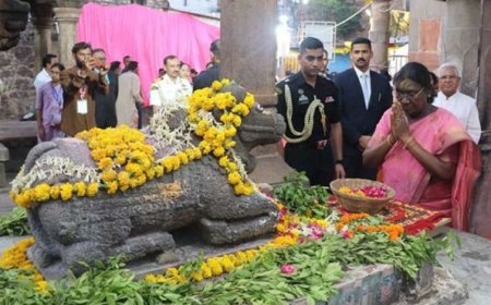 राष्ट्रपति  मुर्मु ने ओंकारेश्वर तीर्थ और ज्योतिर्लिंग ममलेश्वर के दर्शन कर किया अभिषेक