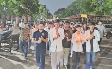 रायपुर में डॉक्टरों का कैंडल मार्च, स्टाइपेंड बढ़ाने और आउटसोर्सिंग के विरोध में प्रदर्शन