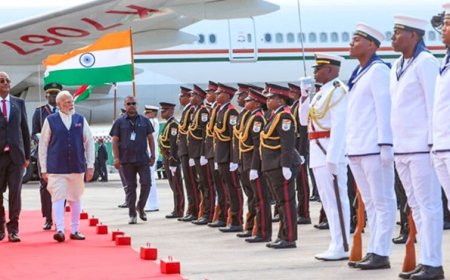 तीन दिवसीय दौरे पर सेशल्स पहुंचे PM मोदी, राष्ट्रपति पैट्रिक हर्मिनी ने किया भव्य स्वागत