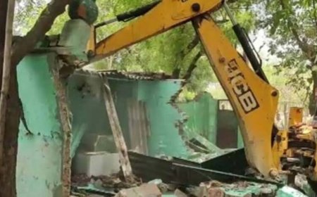 गाजियाबाद में बड़ी कार्रवाई: ट्रॉनिका सिटी में 30 साल पुरानी अवैध मजार ध्वस्त, सरकारी जमीन मुक्त