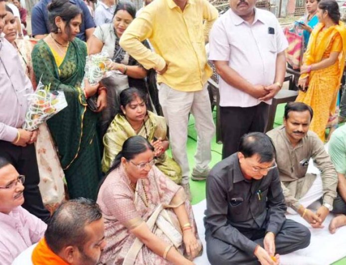 उद्योग मंत्री लखनलाल देवांगन ने सड़क डामरीकरण का कार्य प्रारंभ कराया