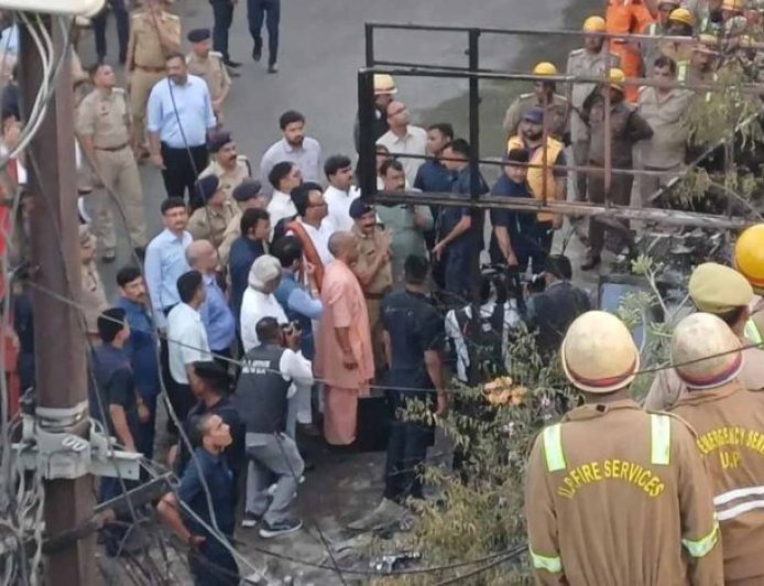लखनऊ अग्निकांड पर सख्त हुए CM योगी, अफसरों की लगाई क्लास; लापरवाही पर होगा बड़ा एक्शन!