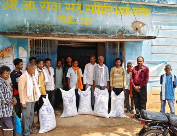 सरकार बनी किसानों की ताकत, जशपुर में रियायती दरों पर मिल रहे खाद-बीज