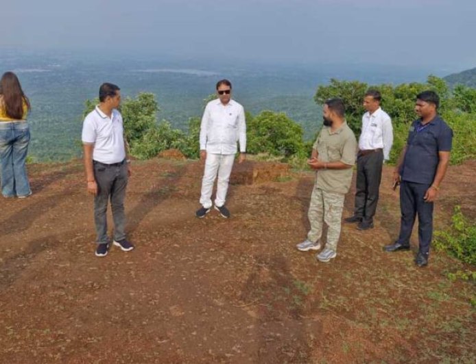 छत्तीसगढ़ पर्यटन मंडल के प्रबंध संचालक  विवेक आचार्य और अध्यक्ष  नीलू शर्मा ने प्रमुख पर्यटन स्थल राजमेरगढ़ का किया दौरा