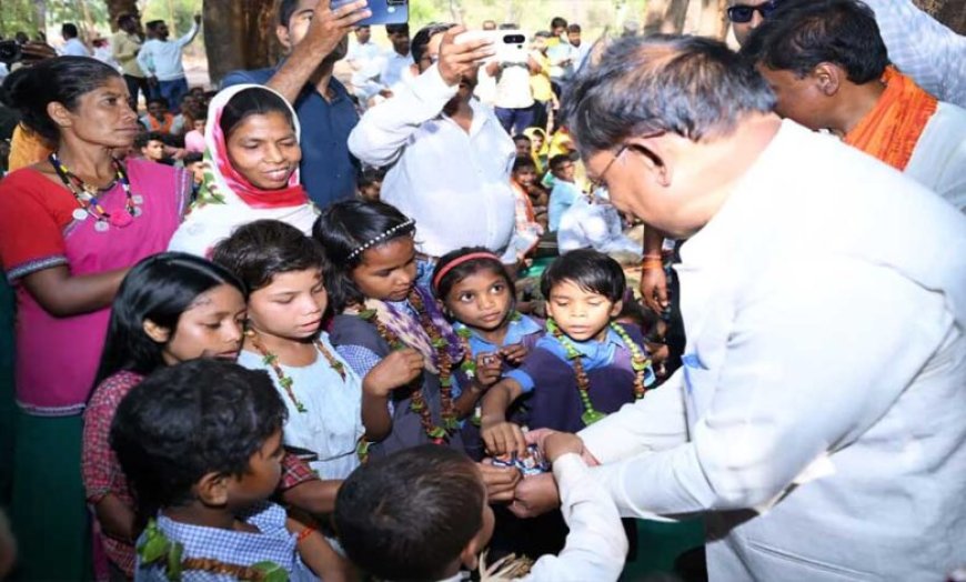 मुख्यमंत्री विष्णु देव साय ने अबूझमाड़ के गारपा में बच्चों और महिलाओं से किया आत्मीय संवाद