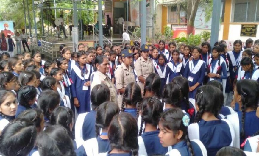 जनजातीय छात्राओं को सुरक्षा और अधिकारों के प्रति किया जा रहा जागरूक