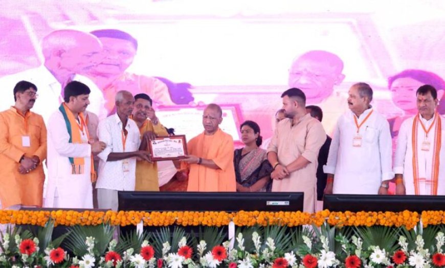 मंच पर मुख्यमंत्री के आने के बाद से पंडाल में गूंजता रहा जय  राम व बुलडोजर बाबा का जयघोष