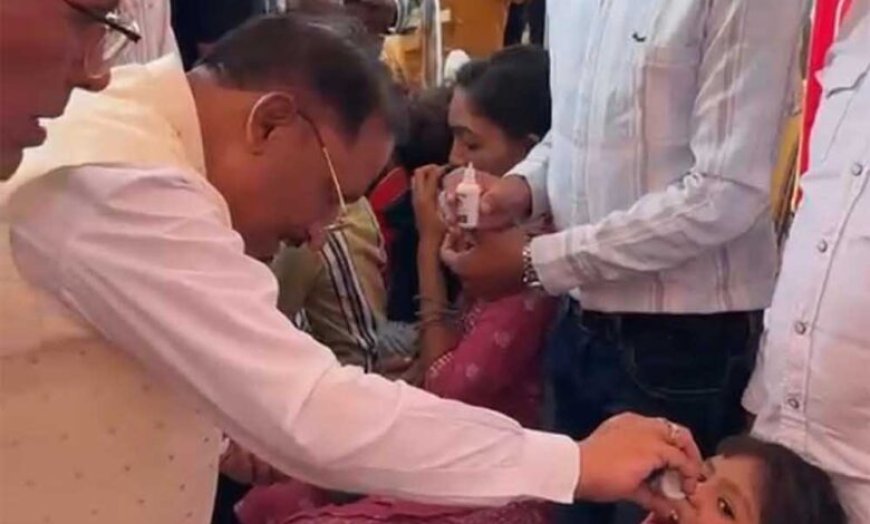 द्रनाहू कुर्मी-क्षत्रिय समाज के केंद्रीय अधिवेशन में मुख्यमंत्री ने बच्चों को कराया स्वर्णप्राशन