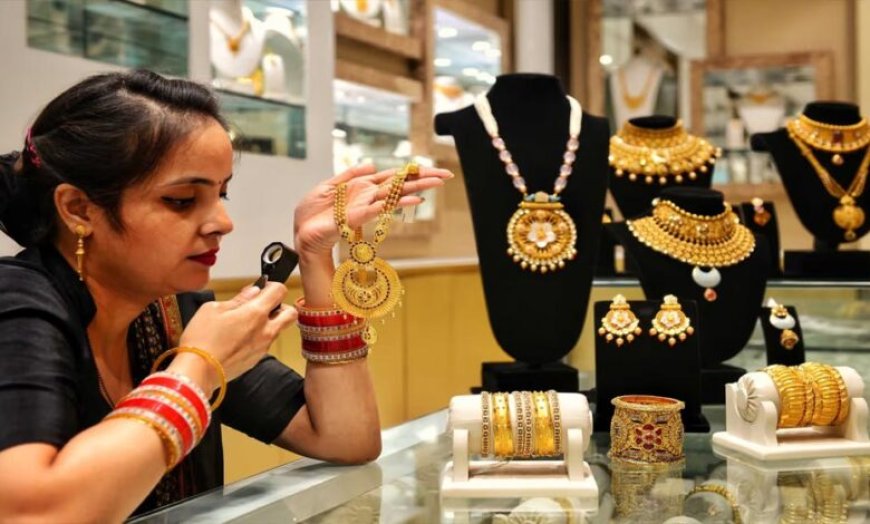 Gold Rate Fall: सिर्फ एक वजह से 6 महीने के निचले स्तर पर पहुंचा सोना, अभी खरीदें या करें इंतजार?