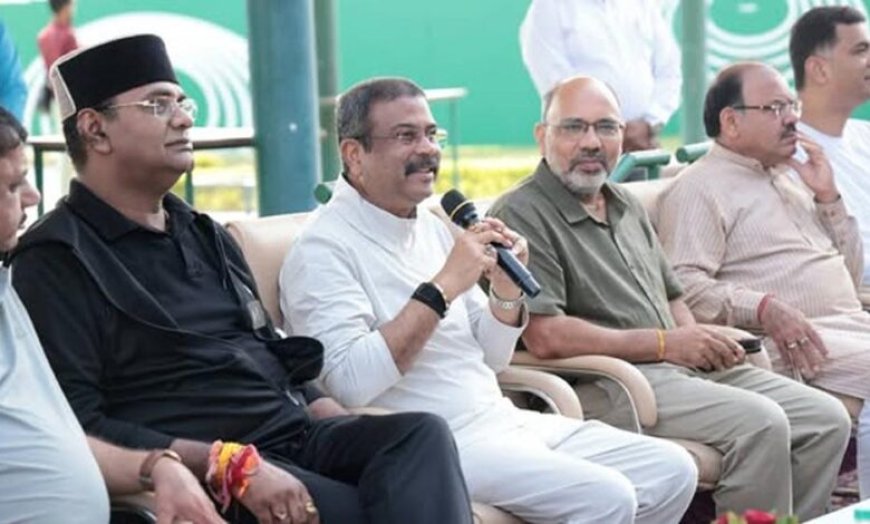 केंद्रीय शिक्षा मंत्री प्रधान ने शूटिंग अकादमी में खिलाड़ियों से किया संवाद