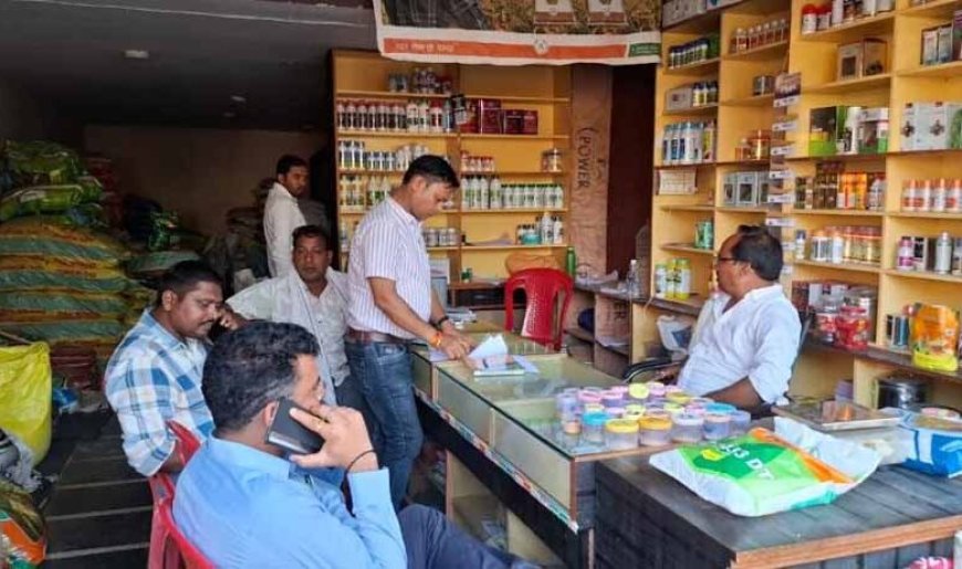खाद कालाबाजारी पर बड़ा एक्शन, 1500 बोरी जब्त; दो प्रतिष्ठानों के लाइसेंस निलंबित