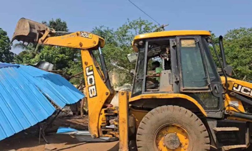 अवैध निर्माण पर चला बुलडोजर, 7 दुकानें ढहाईं; कार्रवाई के दौरान बुलडोजर के आगे लेटी महिला